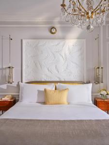 Un ou plusieurs lits dans un hébergement de l'établissement Hôtel Plaza Athénée - Dorchester Collection