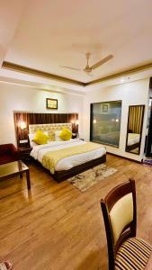 Rúm í herbergi á Simsa Heights Manali