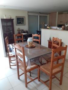 un tavolo da pranzo e sedie in una cucina di La Dolce Vita a Montchanin Altre 8 foto