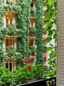 Jardin de l'établissement Hôtel Plaza Athénée - Dorchester Collection