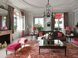 Coin salon dans l'établissement Hôtel Plaza Athénée - Dorchester Collection
