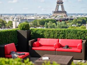 Coin salon dans l'établissement Hôtel Plaza Athénée - Dorchester Collection