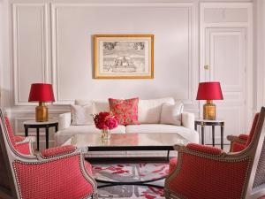 Coin salon dans l'établissement Hôtel Plaza Athénée - Dorchester Collection