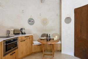 ครัวหรือมุมครัวของ Gîte de charme face au Luberon, avec Jacuzzi