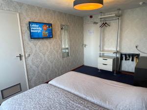 Hotel DeWaag Makkum客房内的一张或多张床位