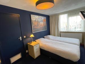 Hotel DeWaag Makkum客房内的一张或多张床位