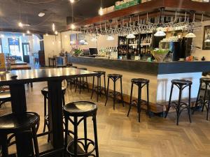 Sohvabaar või baar majutusasutuses Hotel DeWaag Makkum +25 fotot