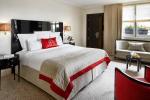 Un ou plusieurs lits dans un hébergement de l'établissement Hôtel Plaza Athénée - Dorchester Collection