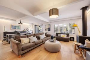 Quay-Walk to beach Gas Heated Pool, Spa, Trampoline في بليرغوري: غرفة معيشة بها أريكة وطاولة