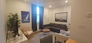 Χώρος καθιστικού στο Modern Sophistication at Harbor's Edge, AC, Unit 413