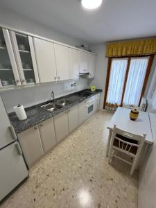 Køkken eller tekøkken på Castelserás apartamento rural + 11 billeder