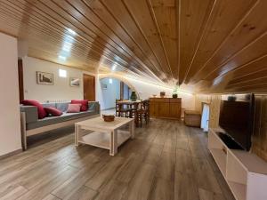 a living room with a large wooden ceiling at Castelserás apartamento rural in Castelserás