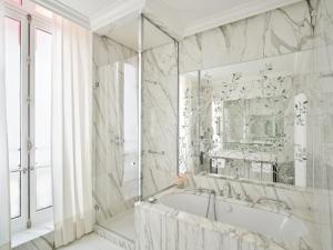 Salle de bains dans l'établissement Hôtel Plaza Athénée - Dorchester Collection