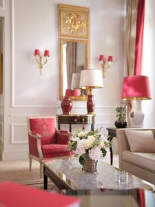Coin salon dans l'établissement Hôtel Plaza Athénée - Dorchester Collection