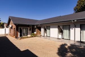 内尔斯普雷特Mandulia Guest House的一栋前面有砖砌车道的房子 更多22张照片