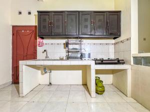 Kuchyň nebo kuchyňský kout v ubytování Pesona Banguntapan Homestay Jogja