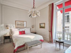 Un ou plusieurs lits dans un hébergement de l'établissement Hôtel Plaza Athénée - Dorchester Collection