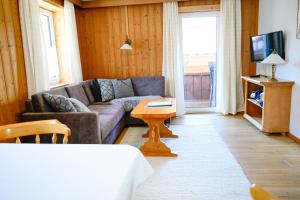 TV a/nebo společenská místnost v ubytování Faltenbach Ferienwohnungen in Oberstdorf