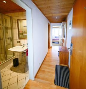 Koupelna v ubytování Faltenbach Ferienwohnungen in Oberstdorf + 140 fotografií