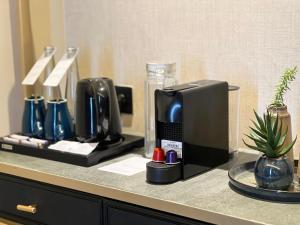 Kemudahan buat kopi dan teh di Mercure Madiun