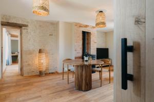 a living room with a table and a dining room at Le Clos d'Omaha - Suites luxueuses à 5 min d'Omaha Beach in Englesqueville-la-Percée