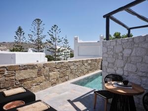 A piscina localizada em Kalea Mykonos ou nos arredores