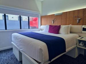 BreakFree on Cashel, an Accor Hotel客房内的一张或多张床位