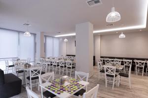Reštaurácia alebo iné gastronomické zariadenie v ubytovaní Irini Hotel