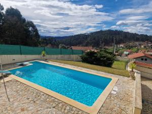 ein Swimmingpool im Hinterhof eines Hauses in der Unterkunft Casal do Porto - Um refugio de férias in Vila Verde