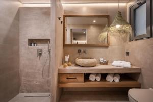 Koupelna v ubytování Analeia Luxury Hotel - Adults Only + 34 fotografií