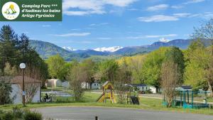 圣吉隆Camping Parc d'Audinac les Bains 3 étoiles - Piscine chauffée - Vue montagne的一座公园,公园内设有一个山地游乐场