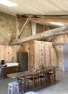 ショレにあるLe logis de la Grange aux Gîtes de l'Etang des Noues,の大きな木製のテーブルと椅子のあるキッチン +6枚の写真