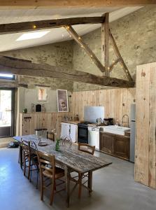 ショレにあるLe logis de la Grange aux Gîtes de l'Etang des Noues,の部屋にテーブルと椅子のあるキッチン