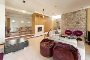 - un salon avec un canapé blanc et un mur en briques dans l'établissement Oasis Pool Villa - Praia D'El Rey Golf Resort, à Palaios