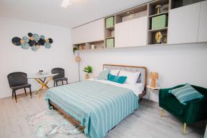 a bedroom with a bed and a table and chairs at Cristian Point Apartment With Parking in Cristian