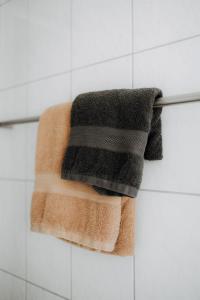 two towels are hanging on a towel rack in a bathroom at Hohenfelder Brauhaus in Rheda-Wiedenbrück