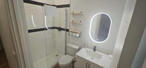Ένα μπάνιο στο Downtown Gem, Perfect for Families & Groups, AC, Unit 401