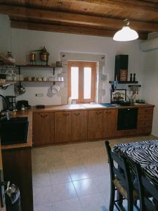 Η κουζίνα ή μικρή κουζίνα στο Villa Boreas