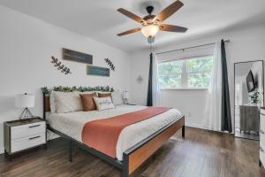 a bedroom with a bed and a ceiling fan at Be Our Guest - Cozy Townhome near Downtown Ocala townhouse in Ocala