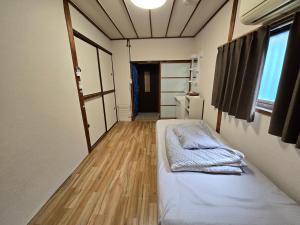 A bed or beds in a room at TSUBAME 101 staying private home