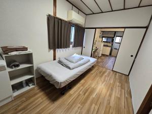 TSUBAME 101 staying private home房間的床