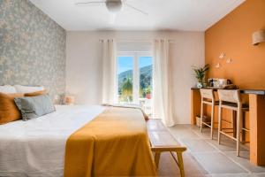 a bedroom with a large bed and a window at Casa Rural La Ruta Naranja in Adsubia