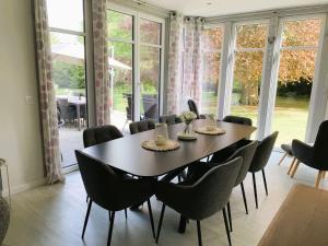 een eetkamer met een tafel en stoelen bij Landhaus Scholz in Dollerup