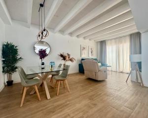 Χώρος καθιστικού στο Casa Noa by Vulcano Homes