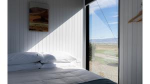 Voodi või voodid majutusasutuse Ruffell Ranch Cabin by Tiny Away toas