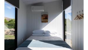 Voodi või voodid majutusasutuse Ruffell Ranch Cabin by Tiny Away toas