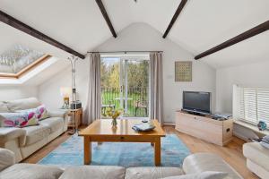 Χώρος καθιστικού στο Peaceful Riverside Retreat in Stunning West Wales
