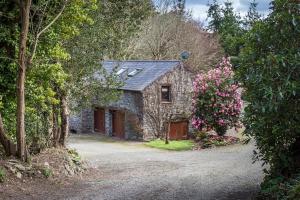 Κήπος έξω από το Peaceful Riverside Retreat in Stunning West Wales