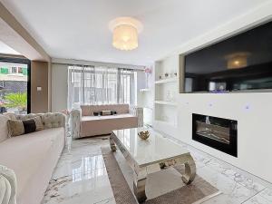 a living room with a couch and a fireplace at Avignon maison à côté du tram et avec jacuzzy in Avignon
