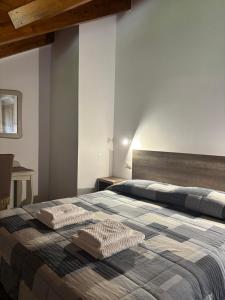 a bedroom with a bed with two towels on it at La Perla dei Gemelli in Agerola
